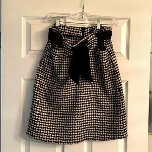 Super cute, houndstooth skirt from JMclaughlin. Size 8